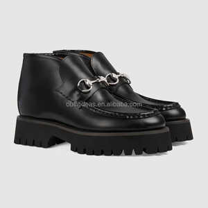 <span class=keywords><strong>Stivaletti</strong></span> Unisex in Pelle Scamosciata Marrone Scuro con Punta Rotonda e Suola Goffrata, Modello Horsebit, Qualità Superiore - Product Image 4