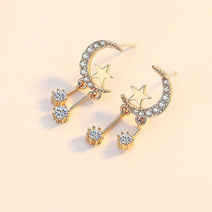Orecchini a perno con nappa a forma di luna e stella per donna, con accenti in cristallo, eleganti accessori per l'uso quotidiano - Product Image 3