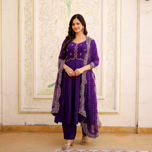 Costume Anarkali prêt-à-porter en soie Chanderi avec broderie au fil - Product Image 1