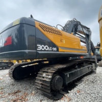 Hyundai 300LC-9S reconditionné, robuste et haute performance, pour la remise en état des cours d'entrepôt industriels et la compactation des terrains en expansion