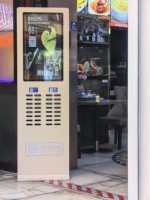 Station de location de batterie externe 4G + WiFi 32 emplacements dans le monde entier Kiosque publicitaire de 43 pouces Banques électriques partagées Distributeur automatique de centrale électrique