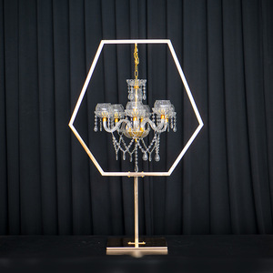 <span class=keywords><strong>Candelabro</strong></span> Esagonale in Ferro Dorato Fatto a Mano, Centrotavola Alto per Matrimoni con <span class=keywords><strong>Lampadario</strong></span> in Cristallo - Product Image 1