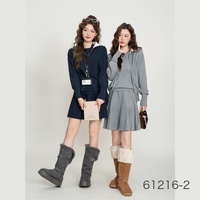 Ensemble 2 pièces chic et preppy en tricot pour femme : cardigan à col contrastant avec fermeture éclair et mini-jupe plissée – Tenues automne-hiver 2026