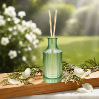 Diffuseur de parfum de luxe personnalisé avec logo, bouteille en verre givré côtelé, bâtonnets en rotin, marque privée OEM, parfum d'ambiance pour hôtel, spa, marque