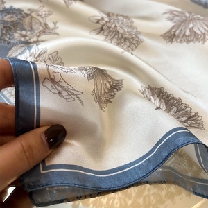 Nuovo Foulard Quadrato da Donna 100% Seta di Gelso, Elegante e alla Moda, con Stampa Peonia in Crepe Satinato, 53cm - Product Image 4