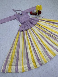 Ensemble Lehenga Choli en Soie Jacquard pour Femme, Meilleures Ventes, Idéal pour Réceptions Nuptiales, Festivals et Célébrations Ethniques, Disponible à la Vente - Product Image 3