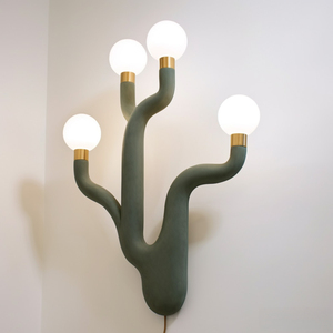Lampe murale moderne en forme de cactus avec 3 ampoules globe, base en métal vert foncé, design minimaliste pour salon, lumière blanche froide - Product Image 5