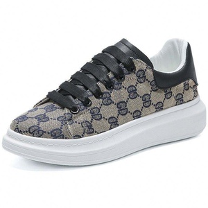 Chaussures de marche à semelle épaisse tendance street style avec logo de marque personnalisé, antidérapantes et rehaussantes, chaussures décontractées - Product Image 4