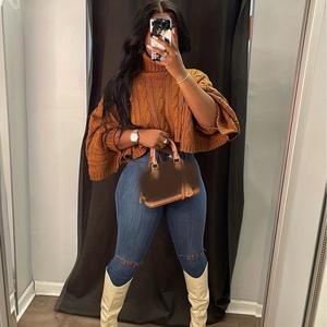 เสื้อสเวตเตอร์ผู้หญิงแฟชั่นคอสูงสีพื้นทรงหลวมแบบสั้น - Product Image 1