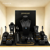 Présentoirs de vitrine FORTE en cuir PU noir avec logo personnalisé pour bagues, colliers et bijoux