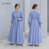 Robe longue modeste bleue pour femme avec détail plissé, manches ballon, ceinture à nouer et jupe à volants – Fabricant OEM sur mesure