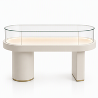 Maßgefertigte Schmuck-Ausstellungsvitrine mit Gebogener Glasplatte, LED-Beleuchtung und Holzsockel für Einzelhandelsgeschäfte und Großhändler