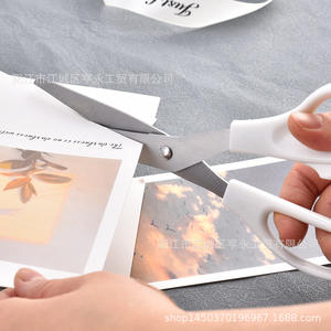 Ciseaux ménagers en acier inoxydable Yangjiang 8 pouces avec poignée en plastique blanc, multifonctionnels pour le bureau et la maison - Product Image 3