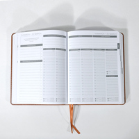 Organiseur en cuir vegan à 6 anneaux avec accessoires dorés, inserts de tableau de bord, onglets et breloques pour la planification quotidienne des femmes