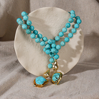 Collier de perles rondes lisses en turquoise de 10 mm avec pendentif en turquoise plaqué or de forme libre, bijou long vintage et imposant