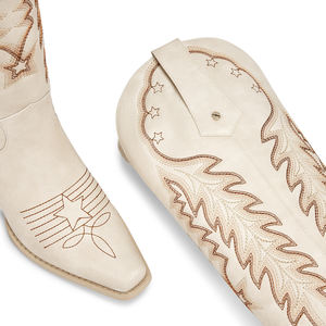 أحذية كاوبوي نسائية WETKISS 2025 رائجة البيع بكعب سميك وتصميم واسع، أحذية طويلة حتى الركبة بلون بيج مع تطريز - Product Image 5