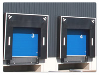 La nouvelle porte de garage industrielle isolée sur mesure est parfaitement scellée avec du caoutchouc EPDM