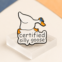 Broche personnalisée moderne et humoristique en émail dur avec motif d'oie et slogan certifié, épingle de collection en métal moulé sous pression plaqué avec logo personnalisé pour
