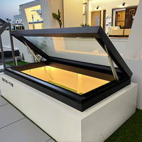 Fenêtres modernes motorisées et étanches en aluminium pour puits de lumière Conception simple pour l'extérieur du toit Ventilation améliorée Persienne automatique
