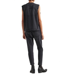 เสื้อกั๊กยีนส์สีดำแบบซีดจางทรงโอเวอร์ไซส์ คอวี แขนกุด ติดกระดุม สำหรับผู้ชาย - Product Image 4