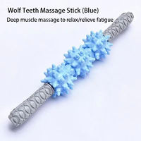 Rouleau de massage musculaire portable à trois roues pour thérapie par points de pression, bâton de massage corporel durable avec poignée ergonomique et picots en forme de dents de loup