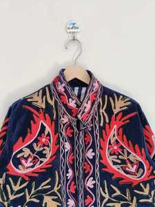 Chaqueta Suzani de Terciopelo Bordada a Mano en Azul Marino para Mujer, Chaqueta Bohemia de Terciopelo Única, Prenda Exterior Elegante para Invierno - Product Image 2