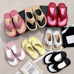 Sandales de luxe en <span class=keywords><strong>cuir</strong></span> rembourré souple à plateforme pour <span class=keywords><strong>femme</strong></span>, tongs de créateur imperméables antidérapantes pour l'été en extérieur - Product Image 3