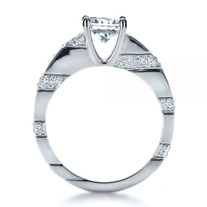 Anello di fidanzamento da donna F189 in oro bianco con diamante taglio ovale e diamanti laterali colore D - Product Image 3
