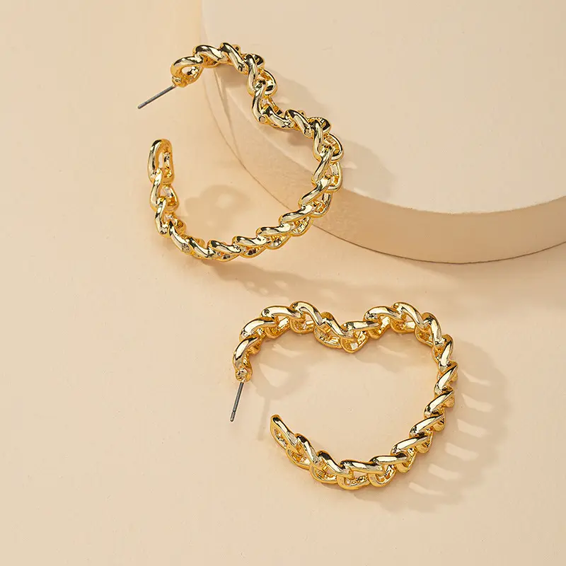 Vendita calda orecchini placcati in oro 18 carati a forma di cuore cavo orecchini a cerchio aperto a forma di amore in ottone alla moda per donna