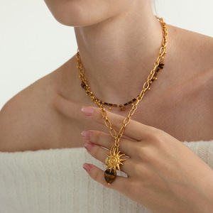 Collar con colgante de corazón de ojo de tigre y dije de sol, cadena dorada para mujer, uso diario - Product Image 2