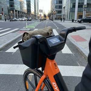 Bicicleta Eléctrica Inteligente de Bajo Mantenimiento para Compartir en la Ciudad, con Frenos Dobles, Resistente, para Desplazamientos Urbanos y Conexiones con el Metro - Product Image 4