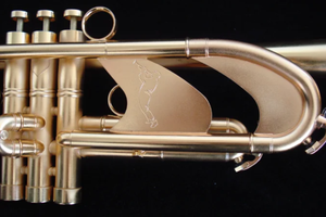 ทรัมเป็ตแบบแผ่นโลหะหนักเคลือบทองแบบซาติน ยี่ห้ออีสเทิร์น มิวสิค โปร รุ่นใช้กับเพลงเฮฟวีเมทัล คล้ายกับ VincentBach 37 - Product Image 4