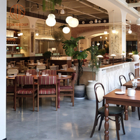 Table rectangulaire en bois avec pieds en métal et chaises en rotin en bois avec dos tissé Ensemble de meubles de café et de restaurant pour café