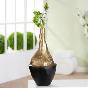 Jarrón Decorativo Contemporáneo de Metal Negro y Dorado para Mesa, Hecho a Mano, con Textura Geométrica y Diseño Decorativo - Product Image 1