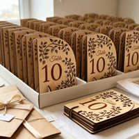 Numéros de table en bois sur mesure avec décoration artistique de style rustique. Panneaux de table élégants parfaits pour les mariages, les fêtes, les hôtels et
