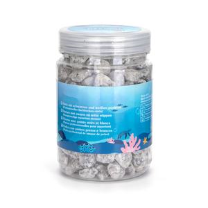 Grava decorativa en tonos negro y blanco, ideal para jardines y paisajismo, aporta estilo y mejora la drenación de la humedad en el. - Product Image 1