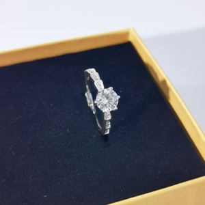 แหวนแต่งงานผู้หญิงชุบเงินแท้ 925 ชุบแพลตตินัม ดีไซน์ข้อต่อบамбู ประดับด้วยเพชรซิคอเนียเม็ดเล็กๆ ทุกส่วน - Product Image 4