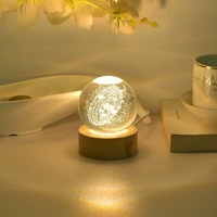 6cm Moderne LED Chaud Veilleuse Verre Planète 3D Cristal Système Solaire Globe Univers Base En Bois Gravé Au Laser Chambre D'anniversaire