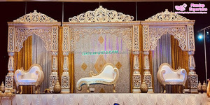 Décoration de scène de mariage indien moderne sur le thème de l'or parfait avec une touche dorée élégante en fibre de verre légère - Product Image 5