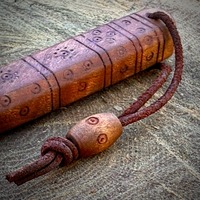 Couteau Viking artisanal, lame en acier carbone, manche en bois gravé, étui en cuir avec symboles solaires ou signes du zodiaque.