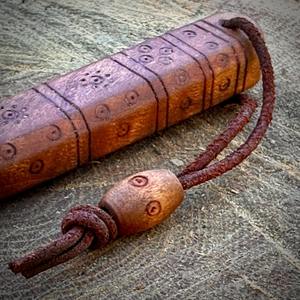 Cuchillo vikingo hecho a mano con hoja de acero al carbono, mango de madera artesanal grabado, funda de cuero con símbolos solares o signos del sol. - Product Image 4