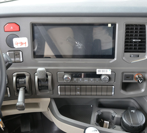 Camión Tractor Howo MAX 6x4 Usado de Segunda Mano con 460 hp, Transmisión Manual y Motor Alemán MAN - Product Image 5