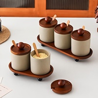 Ensemble de pots à épices en céramique avec couvercle en bois, cuillère, plateau surélevé, étiquettes tableau noir, récipients à sel et sucre pour comptoir de cuisine