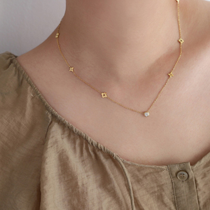 Collier en acier inoxydable plaqué or 18 carats style bohème avec pendentif fleur délicat et chaîne à maillons ornée de zircon 3A, idéal pour un cadeau d'anniversaire - Product Image 2