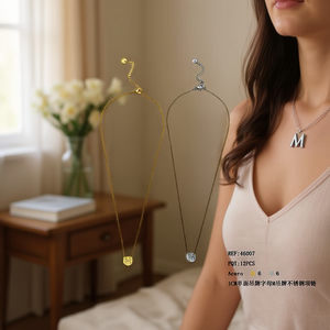 Collana in acciaio inossidabile con ciondolo a forma di lettera M da 1 cm, monofacciale, per donne e ragazze. - Product Image 2