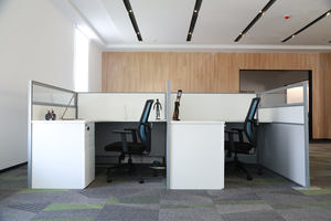 مكتب حديث قابل للتمديد من الألومنيوم، مقصورات قابلة للتحويل تتسع لـ 2-8 أشخاص، محطة عمل لمركز الاتصال، طاولة مكتب مع فواصل - Product Image 3