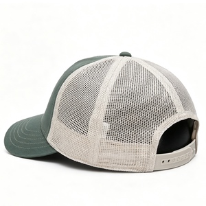 Casquette de baseball trucker personnalisée à 6 panneaux, effet vieilli, en sergé de coton lavé, avec dos en maille, patch tissé, visière courbée et fermeture snapback en plastique - Product Image 4