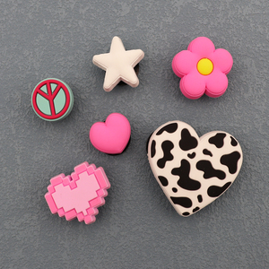Novedad 2024, Venta al por Mayor, Decoraciones de Zapatos de PVC de Goma de Alta Calidad, Accesorios Personalizados, Paquete de 6 Dijes de Corazón Rosa para Zapatos - Product Image 1