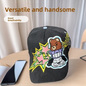 Cappellino da baseball a 6 pannelli ricamato con orsetto, 100% cotone, regolabile, versatile, stile Instagram, con visiera larga, Collezione Autunno/Inverno 2026 - Product Image 1