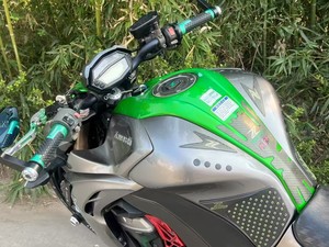 La <span class=keywords><strong>Kawasaki</strong></span> <span class=keywords><strong>Z1000</strong></span> modèle <span class=keywords><strong>2023</strong></span> possède un son agréable et un moteur puissant, ce qui la rend une moto classique. - Product Image 6